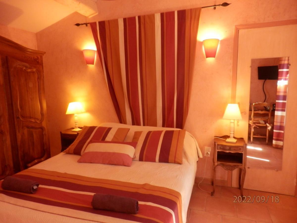 Mas Les Vieux Chenes Bed & Breakfast 3*